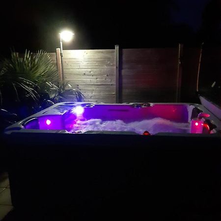 Chambre Au Nuit Etoile Et Jacuzzi Prive Bed and Breakfast Pleuven Buitenkant foto