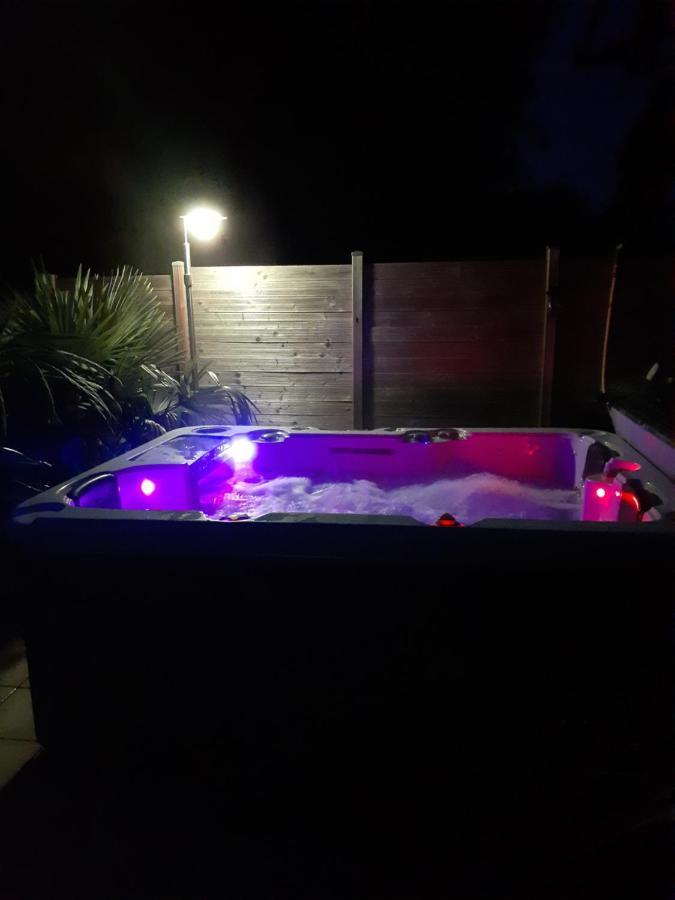 Chambre Au Nuit Etoile Et Jacuzzi Prive Bed and Breakfast Pleuven Buitenkant foto